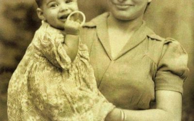 Una rara foto del 1947 ritrae da bambino una futura leggenda del rock insieme a sua madre: riuscite a indovinare chi è diventato?!