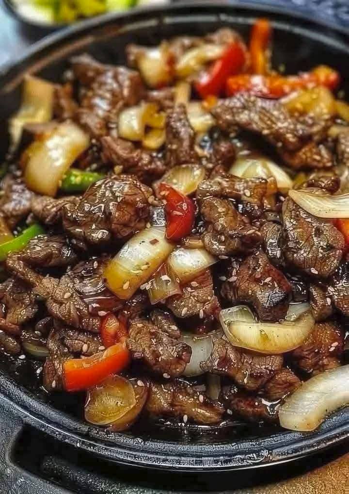 Bistecca di manzo al pepe cinese con cipolle