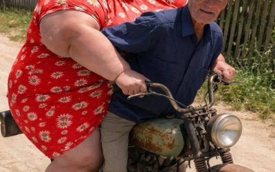 Tutti nel villaggio rimasero scioccati quando un uomo di 70 anni portò a casa una donna di quarant’anni più giovane di lui sulla sua vecchia motocicletta e la presentò a tutti come sua moglie.