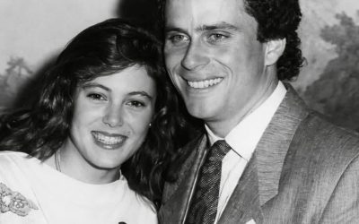 Ti ricordi di questa persona? Questa foto mostra un volto giovane che un tempo catturava l’attenzione di tutti, scattata molto prima che la fama arrivasse del tutto. Con la sua bellezza classica e la tipica atmosfera anni ’80, questa immagine cattura un momento congelato nel tempo, un’epoca in cui il futuro era ancora pieno di promesse. Riesci a riconoscere questa persona? Scorri fino al primo commento per scoprire la risposta e vedere la foto di cui tutti parlano.Ti ricordi di questa persona? Questa foto mostra un volto giovane che un tempo catturava l’attenzione di tutti, scattata molto prima che la fama arrivasse del tutto. Con la sua bellezza classica e la tipica atmosfera anni ’80, questa immagine cattura un momento congelato nel tempo, un’epoca in cui il futuro era ancora pieno di promesse. Riesci a riconoscere questa persona? Scorri fino al primo commento per scoprire la risposta e vedere la foto di cui tutti parlano.