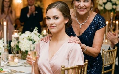 A cena mia madre mi prese in giro: “Ti abbiamo invitata solo per pietà. Non restare a lungo.” Io sorrisi, bevvi un sorso del mio drink e me ne andai.