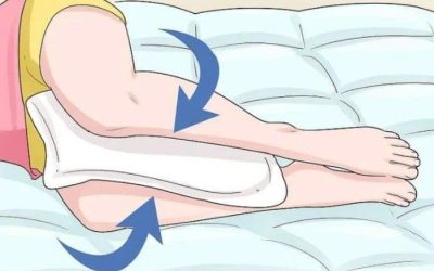 I benefici poco conosciuti di mettere un cuscino tra le ginocchia durante la notte