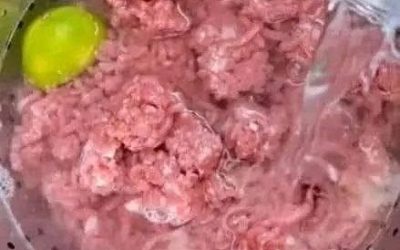 Ieri sera mia cognata ha preparato la cena con carne macinata, ma non l’ha sciacquata. Non sono riuscita a mangiarla e ho impedito anche ai bambini di mangiarla. Io lavo sempre la carne macinata prima di cucinarla. Non posso credere che non l’abbia fatto. Non dovresti lavare la carne macinata prima di cucinarla?