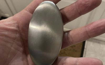 Mio marito, che lavora come idraulico, oggi mi ha mandato una foto mentre era al lavoro. Trovò qualcosa vicino al lavandino che attirò la sua curiosità ma era troppo timido per chiedere al proprietario. Qualcuno sa cosa potrebbe essere? Sembra sapone ma è fatto d’acciaio. 012