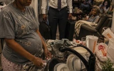 Arrivò a casa alle 22:00 e trovò la moglie, incinta di otto mesi, che lavava i piatti da sola mentre la famiglia rideva in salotto…