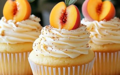 Cupcake estivi dal cuore cremoso: formaggio cremoso, miele e pesca in perfetta armonia. Carissimi, ho una richiesta per voi! Se vedete i miei post sul vostro canale, lasciate un commento sotto la ricetta, perché probabilmente sarò di nuovo nella vasca d’ombra di Facebook. Aiutatemi a continuare così… 👀👀👀😍😍👇👇👇👇