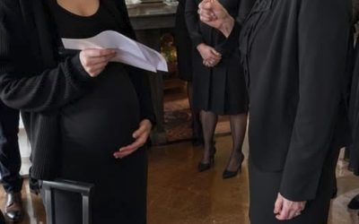 Quando ero incinta di tre mesi, mio ​​marito morì improvvisamente e mia suocera mi accusò ingiustamente e mi costrinse ad abortire. Dieci anni dopo, tornai e quando vide il bambino rimase sbalordita.