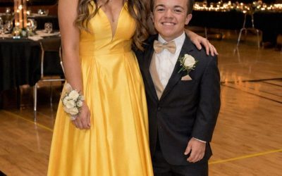 Tutti in classe hanno riso del mio ragazzo a causa della sua altezza – ma alla fine dell’anno scolastico, il nostro insegnante ci ha invitato sul palco e ha detto le parole che hanno preso il discorso di tutti