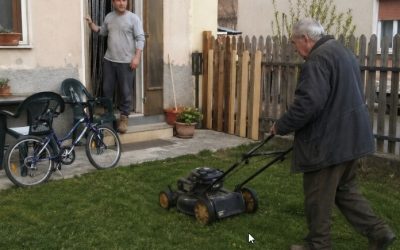 Martedì, quando sono tornato dalla costruzione, la tavola rotta nella recinzione dietro la casa è stata riparata.