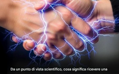 Perché avvertiamo una scossa elettrica quando tocchiamo un’altra persona, e cosa dice la scienza a riguardo?