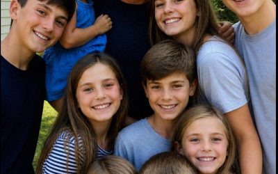 Ho cresciuto i nove figli di mia sorella dopo la sua scomparsa durante una tempesta; dodici anni dopo, il mio nipote più piccolo mi ha guardato e ha detto: “So dov’è la mamma adesso”.