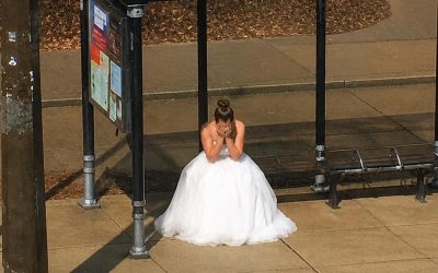 Una donna in abito da sposa appariva alla stessa fermata dell’autobus ogni venerdì – Un giorno, le ho parlato