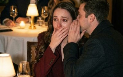 Mio marito mi ha mandato un messaggio: “Sono bloccato al lavoro. Buon secondo anniversario, amore.” Ma io ero seduta a due tavoli di distanza… e lo guardavo mentre baciava un’altra donna. Proprio mentre stavo per affrontarlo, uno sconosciuto mi ha fermata e mi ha sussurrato: “Mantieni la calma… il vero spettacolo sta per iniziare.” E quello che è successo dopo…