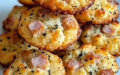 Questi gustosi biscotti salati al parmigiano e prosciutto sono perfetti per un incontro informale o come delizioso spuntino. La loro consistenza croccante e il sapore saporito conquisteranno i vostri ospiti.