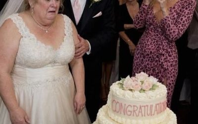 Mia sorella ha mandato una torta con la scritta “Congratulazioni nonna sposa” al mio matrimonio a 56 anni – quello che mio marito ne ha fatto ha lasciato tutti a bocca aperta