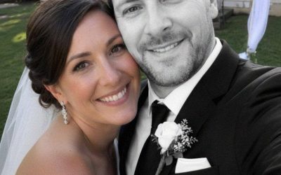 Mio marito è morto il giorno del nostro matrimonio. Una settimana dopo, si è seduto accanto a me su un autobus e mi ha sussurrato: “Non urlare, devi sapere tutta la verità”.