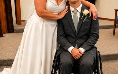 Ho sposato un milionario ventenne paralizzato di cui mi prendevo cura per salvare mia figlia. Dopo il matrimonio, mi ha dato una busta con il suo nome