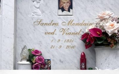 Lapide della Mondaini, ma notate il particolare choc: c’è un p…Altro…