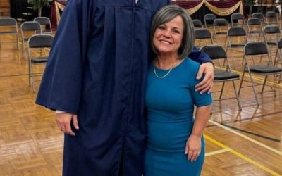 Mia madre mi ha cresciuto da sola, ma alla mia laurea, il mio padre biologico si è presentato e ha detto che lei mi aveva mentito per tutta la vita.