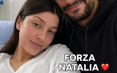 🥹”Non ti lascerò sola”. Natalia Paragoni, Andrea Zelletta rompe il silenz…Altro…